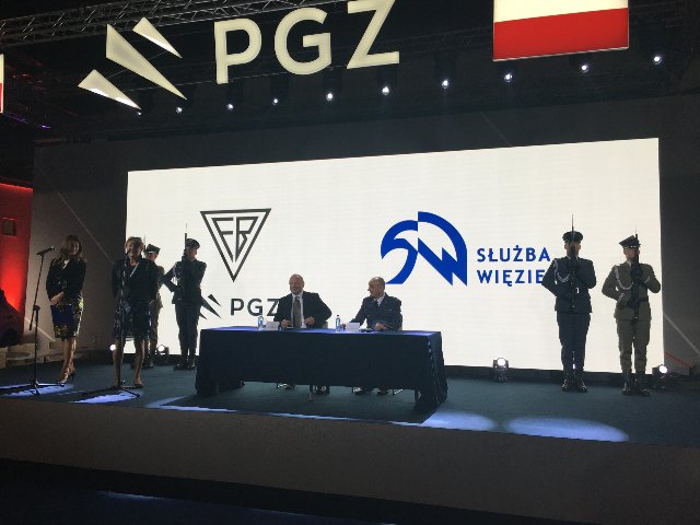 Kompania Honorowa Służby Więziennej z polskim karabinkiem reprezentacyjnym