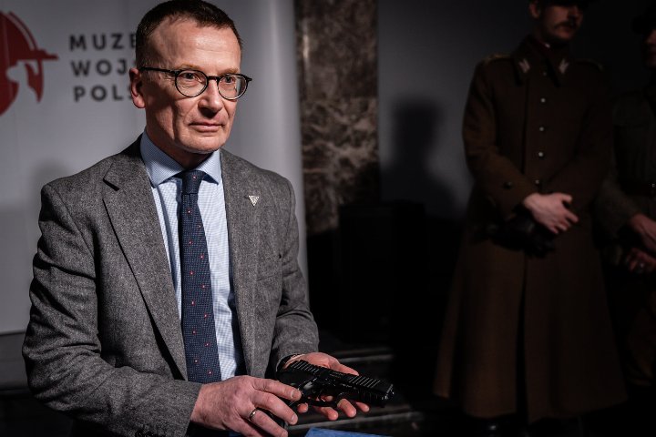 Przekazanie pistoletu VIS 100 do Muzeum Wojska Polskiego w Warszawie