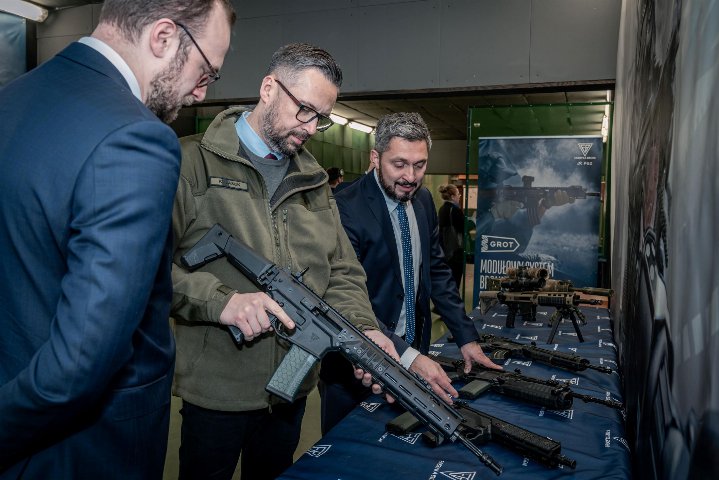 Minister Marcin Kulasek w Fabryce Broni