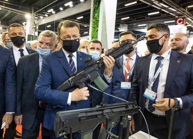 Minister Obrony Narodowej Mariusz Błaszczak z wizytą na stoisku Fabryki Broni