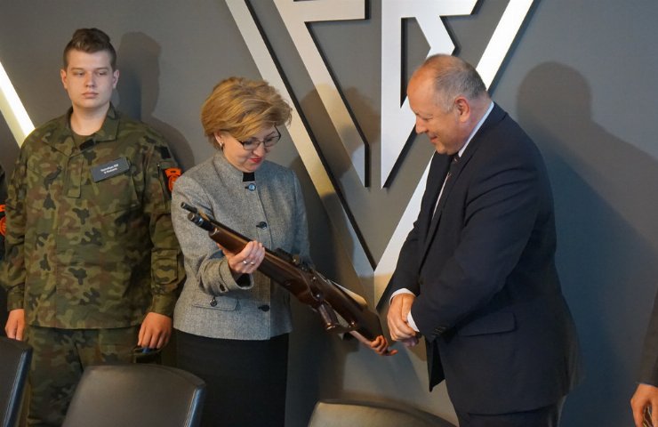 Fabryka Broni przekazała karabinki pneumatyczne szkołom im. 72 Pułku Piechoty w Radomiu