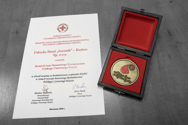 Medal 65-lecia honorowego krwiodawstwa PCK dla Fabryki Broni