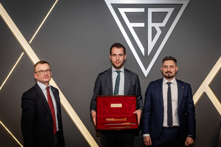 Sekretarz stanu w Ministerstwie Aktywów Państwowych Jan Kanthak z wizytą w Fabryce Broni